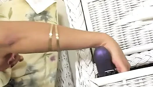 Aksi hot lesbian dengan pantat bahenol yang lagi asik muasin memek mereka pakai vibrator dan dildo