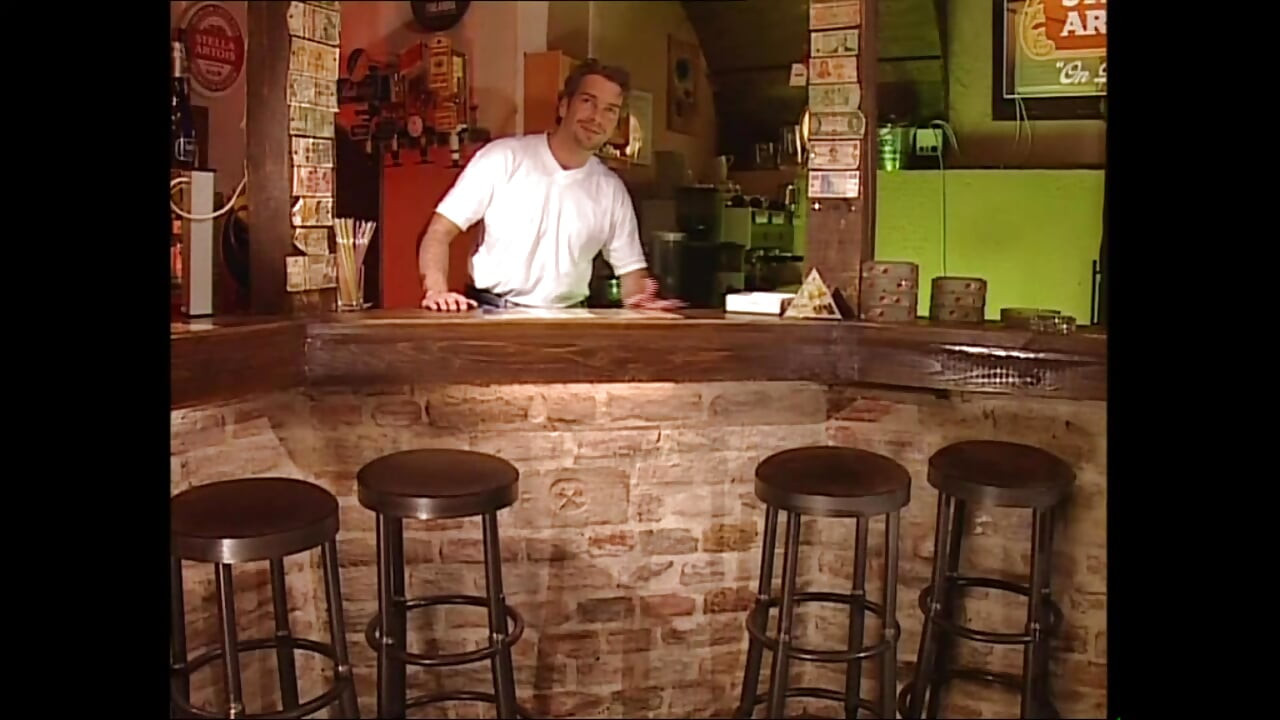 Dupla penetração e gozada na boca para jovem peituda puta com buceta peluda em um pub