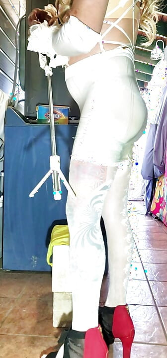 Zgodna TS slatka sissy Femboy jaše dildo i handsfree u suknji i mrežastim čarapama