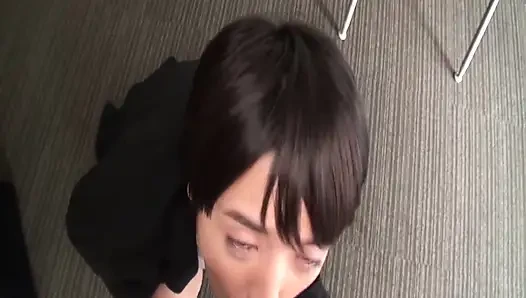 Si cantik rambut pendek tajam ai ungkap sisi sensitifnya dalam perjumpaan yang intim dan dalam banget