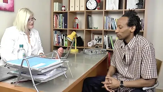 Genç adam pratikte bir ürologla seks yapıyor