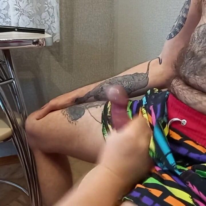 私はスツールに座っていると、太った女性が私のチンコを手で動かしている 1