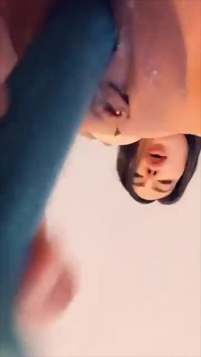 Lela Star se masturba el coño después de masajear su pequeño culo mientras habla sucio | Clip 2