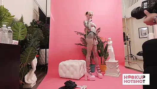 BTS - Sasha Beart sahne arkasında eğlenceli bir anda kıyafetler deniyor!
