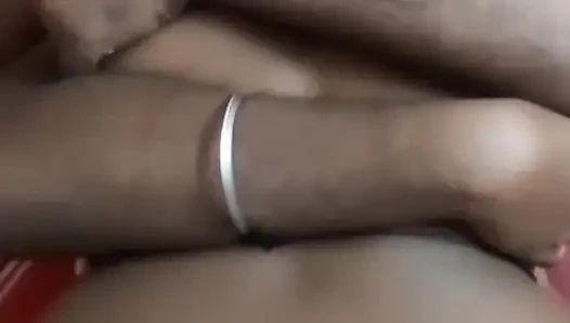Sürtük evli kadın büyük götlü gavat ve boğa tarafından çifte sikiliyor ve amcık ateşli evli kadın mutluluk!