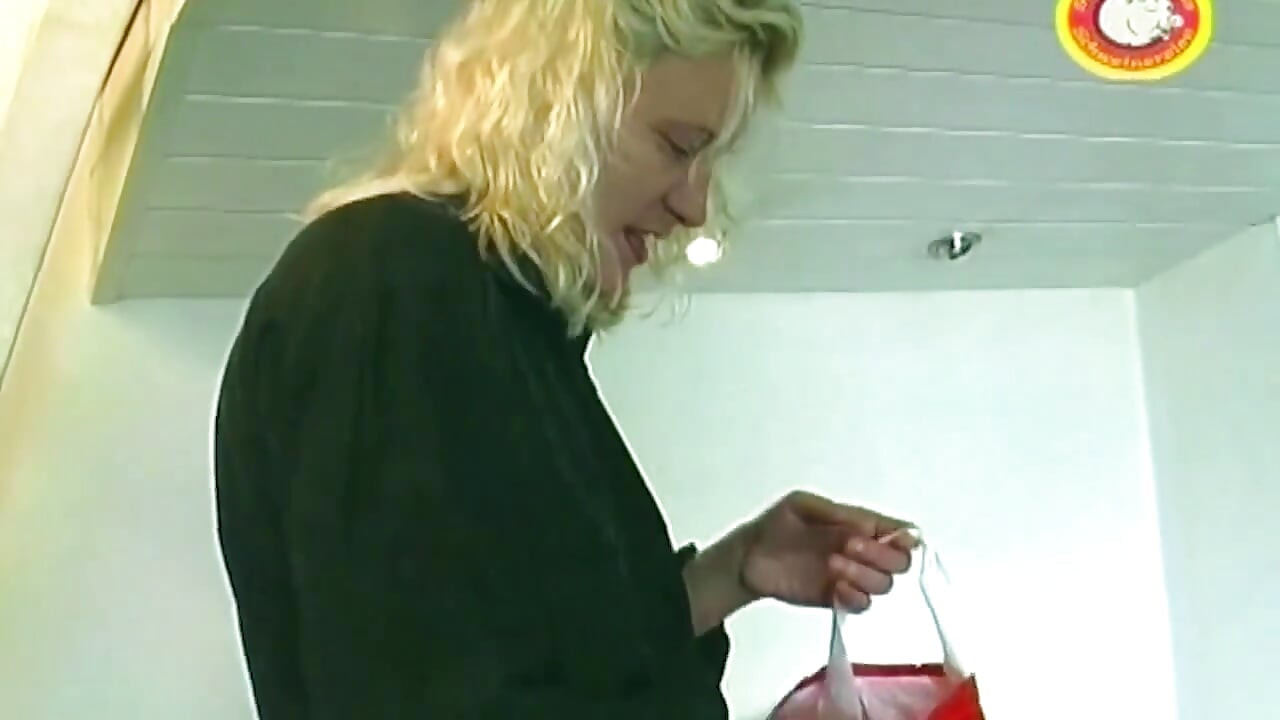 Rubia inserta pepino grueso y luego monta una polla dura