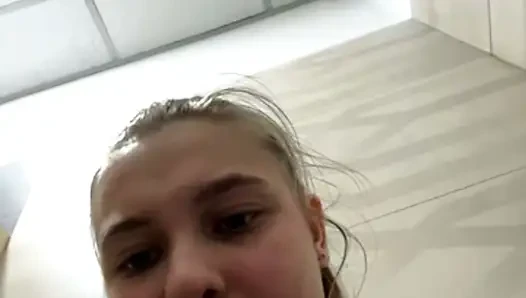 Extremer öffentlicher Sex: Schwanz und Muschi kurz davor zu kommen mit Jucielussie