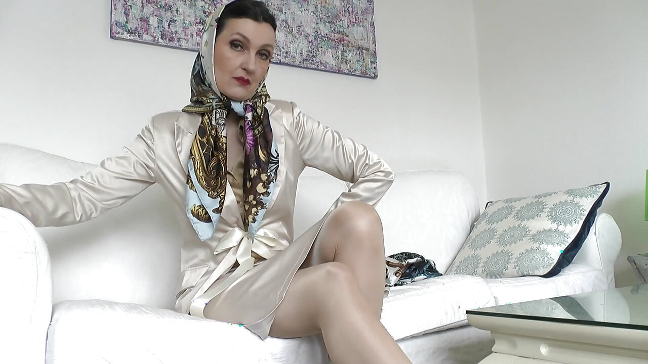 ¡Hoy te masturbas en un pañuelo! Lady Victoria Valente