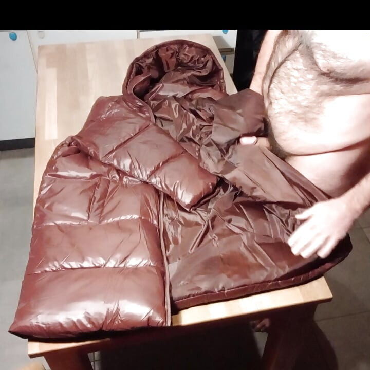 Seu forro de casaco vermelho cereja recebe minha porra depois de uma longa foda