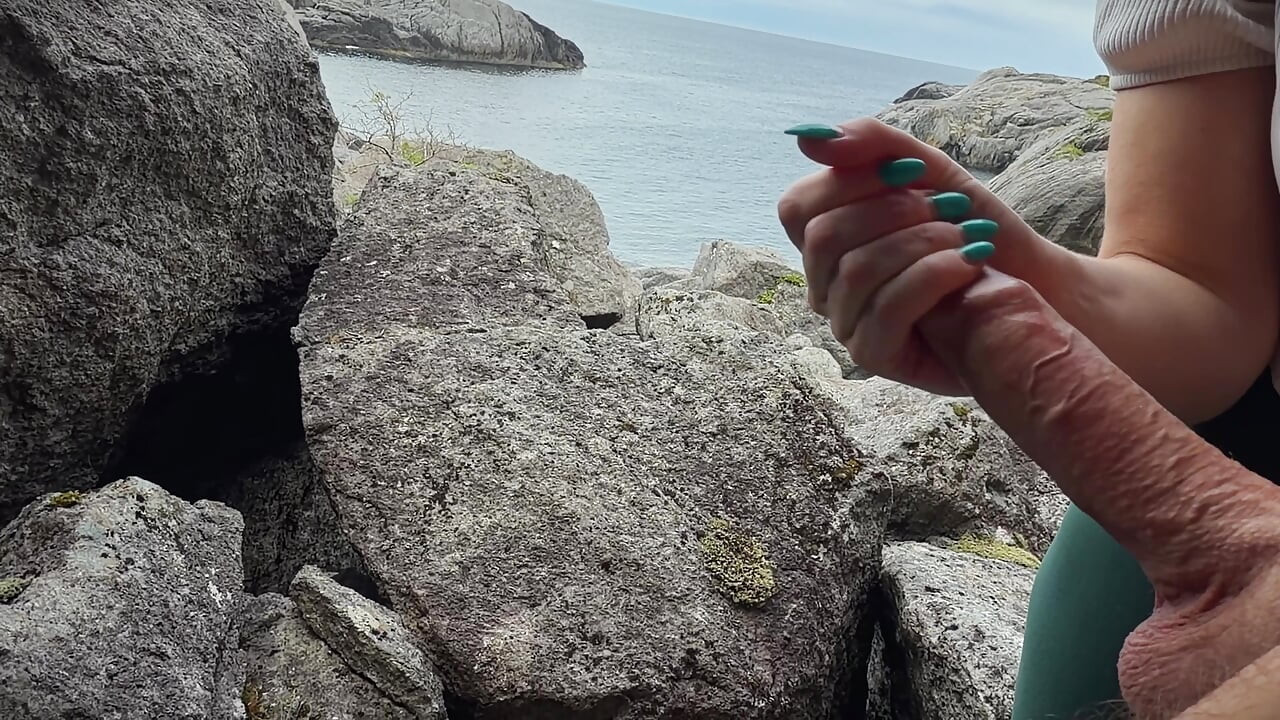 Found that Big Ass Girl on a hiking Trail and fucked her in a Public !