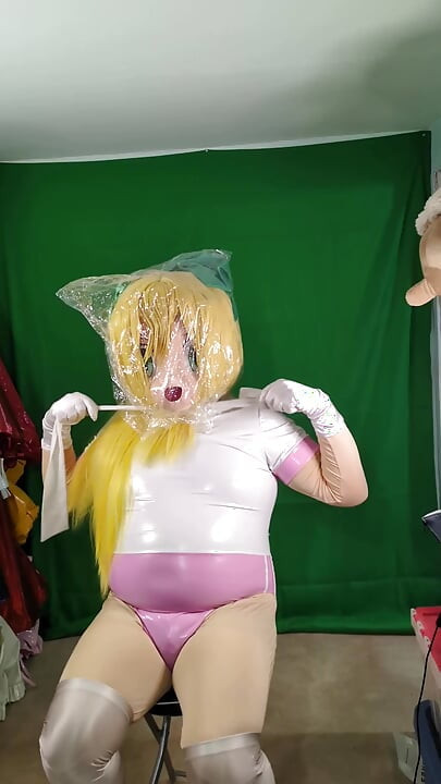 Kigurumi PVC spor salonu takım elbisesi içinde nefes alıp veriyor