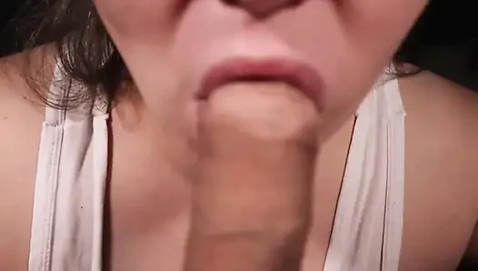 Nahaufnahme blowjob mit sperma im mund