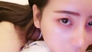 Chinese streamer beloont haar beste fan met pijpbeurt en seks
