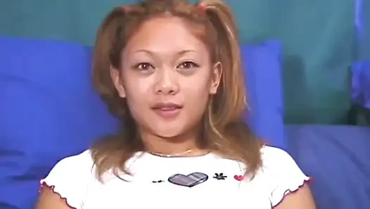 Sexy asiatische muschi fickt dildo in einer college-uniform