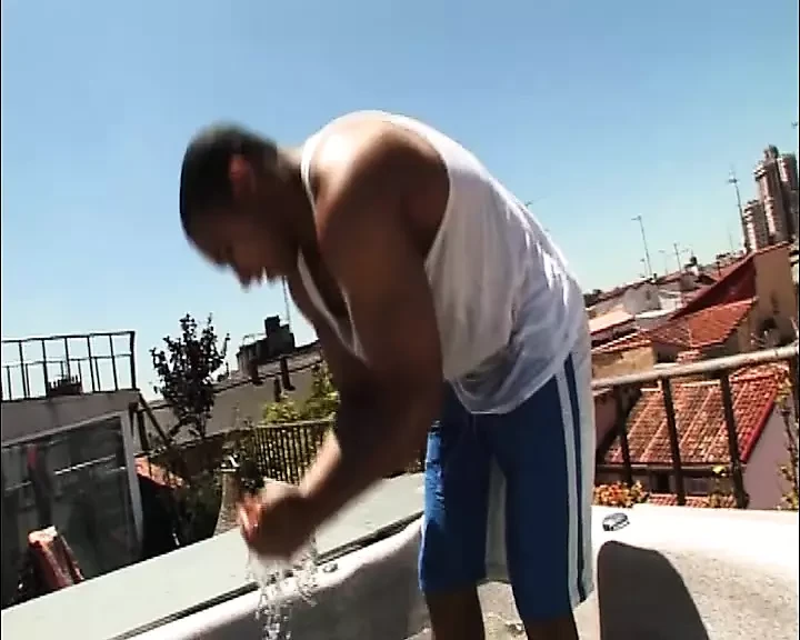 强壮的男人在拍摄照片后撸管他的鸡巴