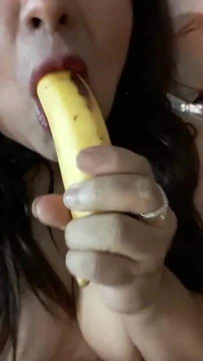 Latina Miss Madii deep throat practice