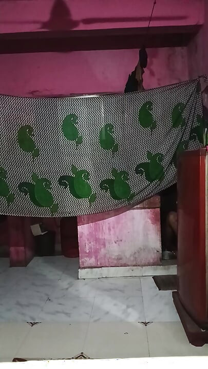 Madhuri bhabhi apni gand me do egg dalikali sari pehenkar