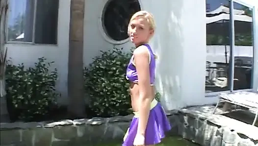 Schlankes blondes teen reitet riesigen schwanz bis zur gesichtsbesamung