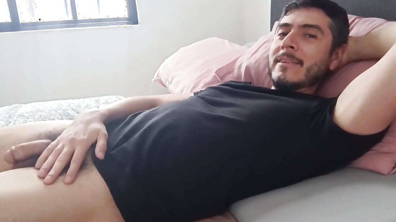 Tener un momento íntimo con un hombre guapo con una gran polla blanca