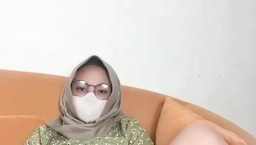 Молодая мама демонстрирует своё идеальное тело
