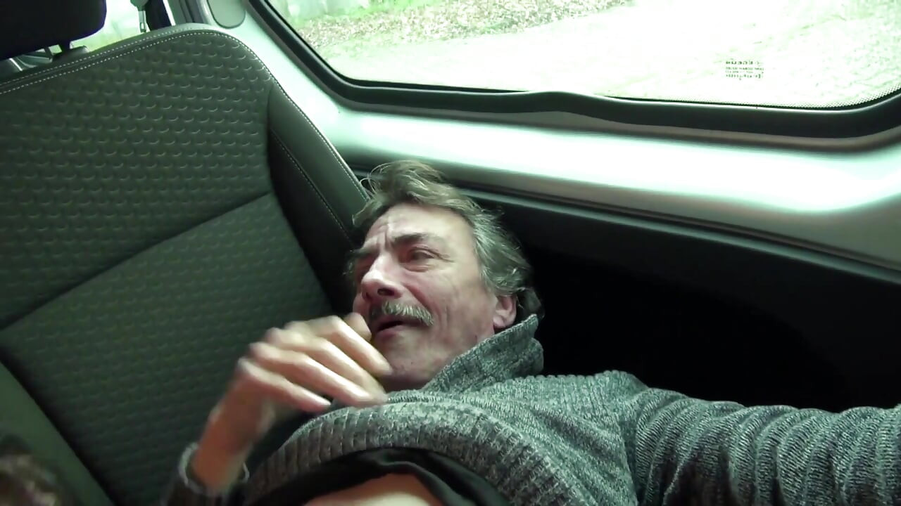 Seksi tetovirana cura pokupljena i razbijena u svoju pičku