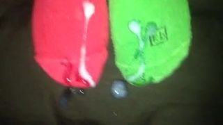 Cumming im Urlaub rote und grüne Socken