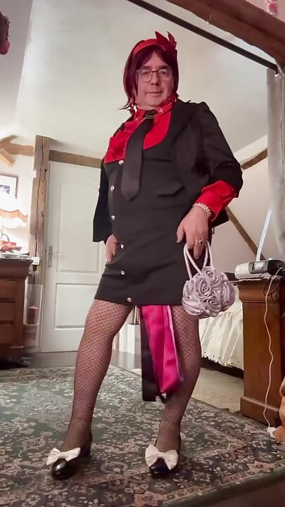 Habillée d’une petite robe bretelle pour une soirée