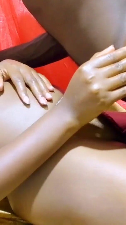 Gran polla caliente follando coño mojado tan duro mientras está sentado en la silla | Clip 1