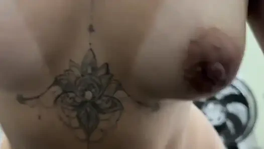 Genç eşimin göğüslerini gösteriyorum, meme uçları pembe, emmeye azgın