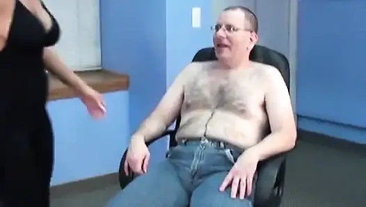 Schönes küken mit tollen titten lutscht blassen streber für gesichtsbesamung im büro