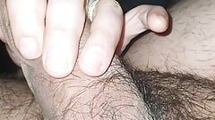 Macocha dłoń wsuwa się do pasierba penisa podczas porno w telewizji