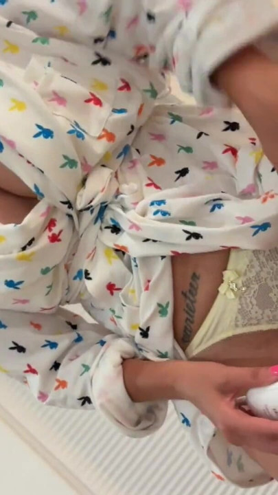 Üvey annenin sıkı bikini bölgesini epilete yapmasına yardım etmek üvey oğlunu gırtlağına kadar patlatıyor | Klip 1