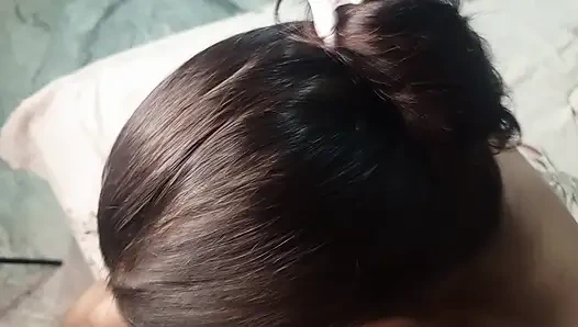 Gadis itu mulai mengisap penis tebal abang iparnya dan memasukkannya ke dalam vaginanya dan berhubungan seks.