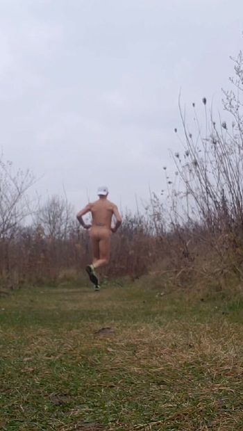 Corriendo desnudo afuera en un día ventoso
