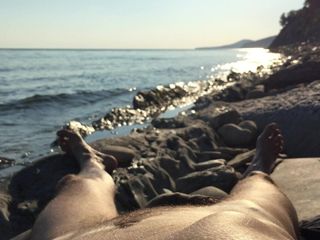 Cukup sore bersantai telanjang di pantai. rusia. selatan.