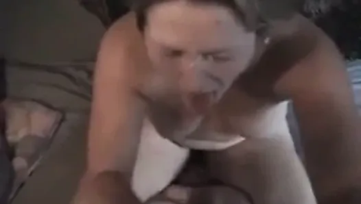Сперма (камшот на лицо) завален в любительском видео