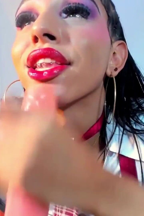 ラティーナはフェラするのが大好きで、2本のペニスを口に入れる