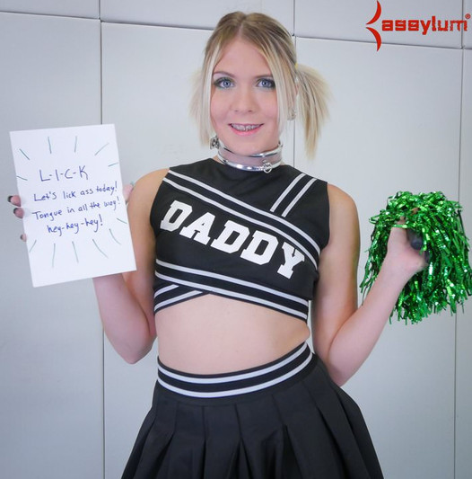 Blond cheerleaderka w szelkach zostaje ukarana z dupy do buzi