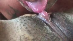 Het eten van een 18 -jarige zwarte grote clitoris
