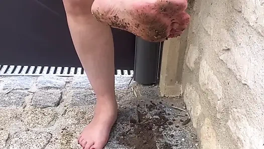 Kirli ayaklarımı temizliyordum...