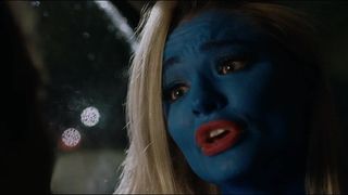 Emma Rigby (o festival) cavalgando um pau vestida de smurf