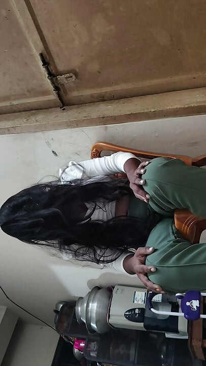 A desi barátom meglátta a nagy melleimet, és a farkát a számba dugta, a nedvem végigcsorgott rajtam