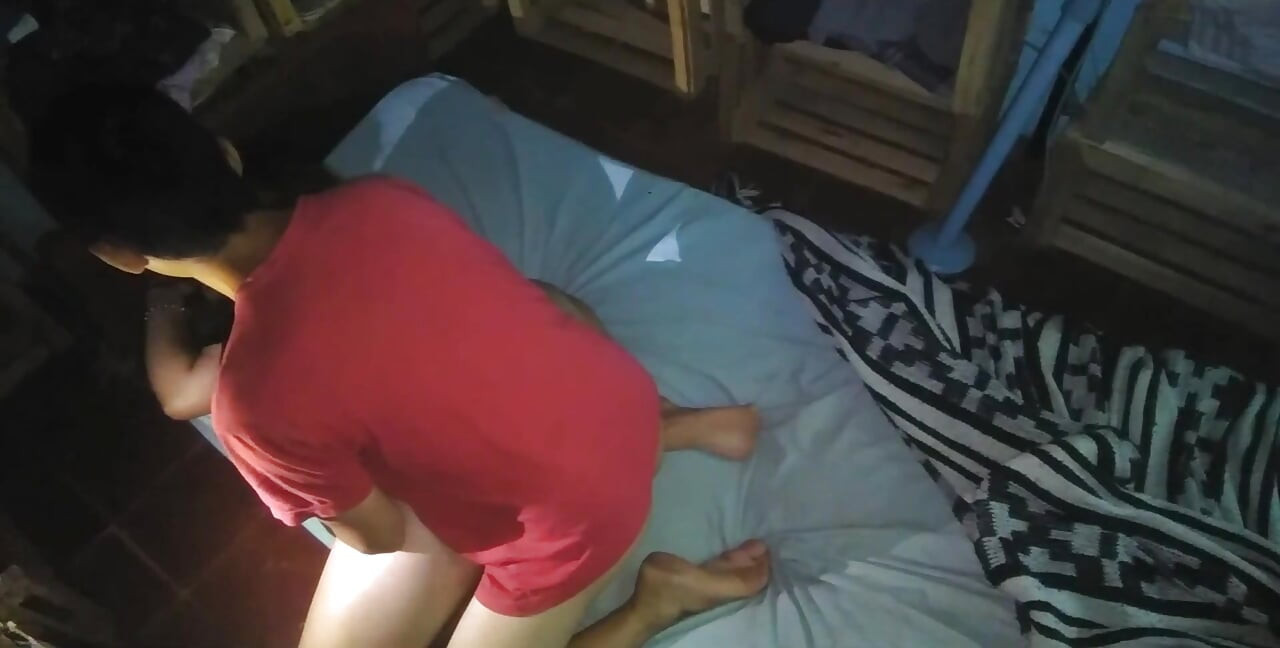 Missionarsstellung mit einem schüchternen mädchen bedeckt sich mit einem kissen
