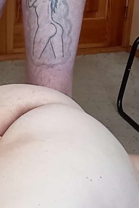 Jerking off on my girlfriend's ass while she is being fucked by a sex machine close up
