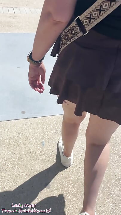 마이크로스커트 전시 공공장소에서 항문 플러그