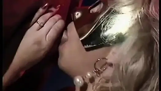 Zusammenstellung von retro-milfs in 1on1 und dreier sex-aktionen mit vielen cumshots am ganzen körper