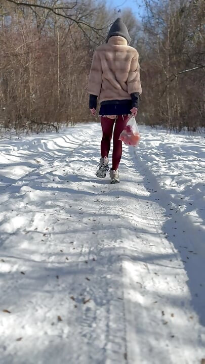 Ich pfücke Früchte ohne höschen im schnee