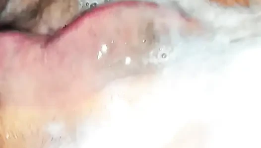 Hintli evli kadın kocasının yarağını emiyor ve ağzına boşalıyor