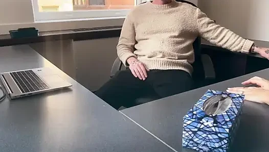 İşini kurtarmak için patronunu emiyor ve sikiyor