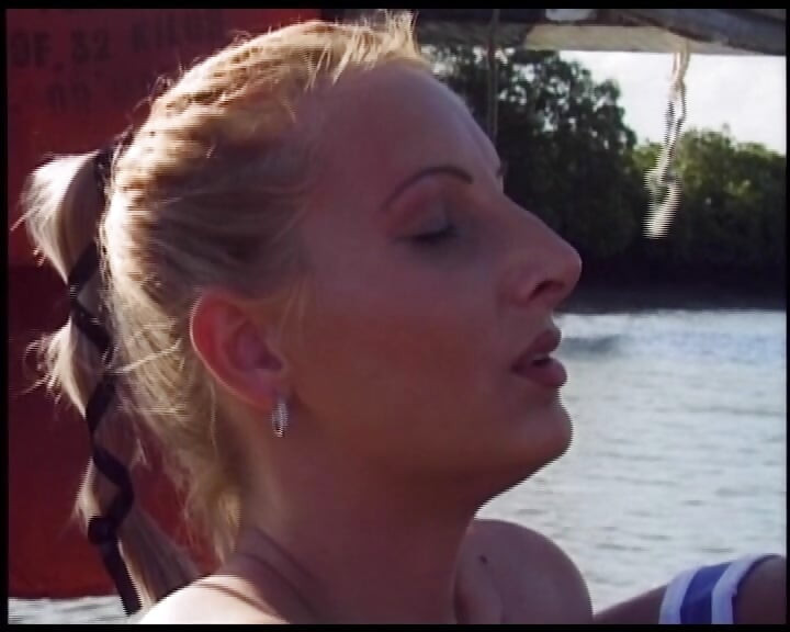 アマチュアのドイツ人美女が船上でチンポをしゃぶり、彼をイかせる